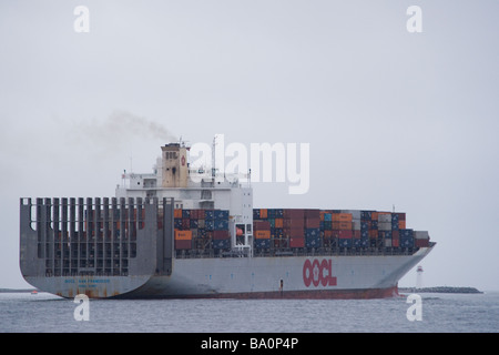 Das Containerschiff OOCL San Francisco übergibt den Leuchtturm auf McNabs Insel im Hafen von Halifax, Nova Scotia. Stockfoto