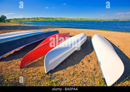 Kanus am Sandstrand von Echo Lake in Echo Valley Provincial Park Qu Appelle Valley Saskatchewan Kanada Stockfoto