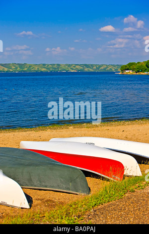 Kanus am Sandstrand von Echo Lake in Echo Valley Provincial Park Qu Appelle Valley Saskatchewan Kanada Stockfoto