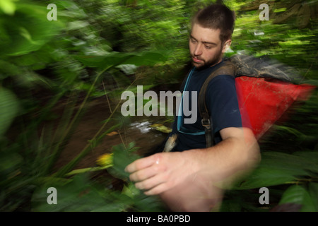 Schneiden einen Pfad durch den Dschungel in Borneo Explorer Höhle Stockfoto