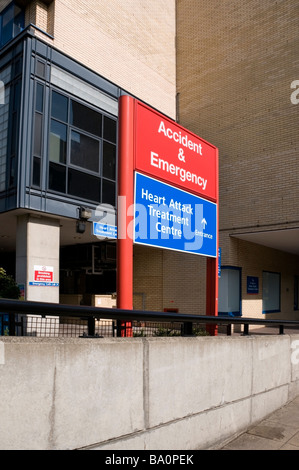 Unfall & Notfall Herzinfarkt Behandlungszentrum, Eingang zum St. Mary Hospital unterzeichnet, Paddington, London, UK, Europa, EU Stockfoto