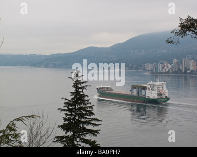 Die Westwood-Columbia-Überschrift aus Burrard Inlet unter Lion s Gate Bridge von Vancouver für Japan Stockfoto