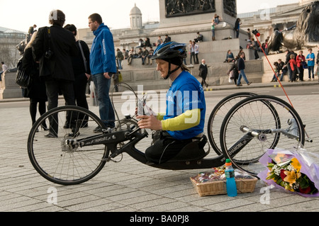 Landschaftsprofil von Krzysztof Jarzębski beendete seinen Rollstuhl-Marathon von Lodz (Łodź), London 2009 am Trafalgar Square, E Stockfoto