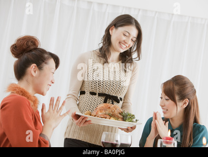 Eine Frau mit gebratenem Truthahn Stockfoto