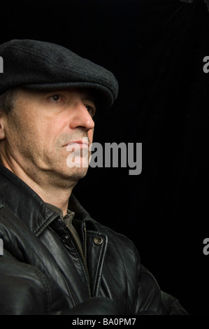 Tough aussehender Mann in einem dunklen Hauseingang. Stockfoto