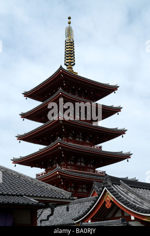 Eine fünfstöckige Pagode auf dem Gelände der buddhistischen Senso-Ji Tempel-Komplex, Asakusa, Tokio, Japan, Asien Stockfoto