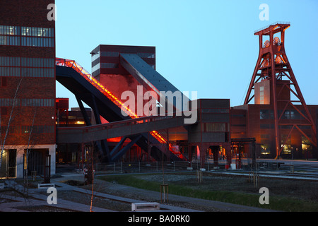 UNESCO World Heritage Site ehemaligen Kohle mine Zeche Zollverein. Ausstellungshallen in der Kohlewaesche. Rot beleuchtete Rolltreppe, Essen Stockfoto