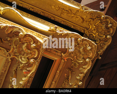 Rechtwinklige Ecken von drei verzierten antiken vergoldeten Bilderrahmen Stockfoto