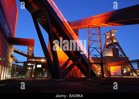 UNESCO World Heritage Site ehemaligen Kohle mine Zeche Zollverein. Ausstellungshallen in der Kohlewaesche. Rot beleuchtete Rolltreppe, Essen Stockfoto