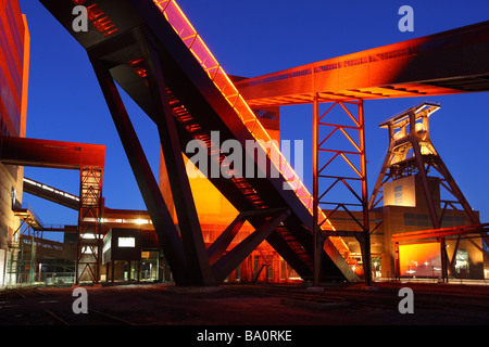 UNESCO World Heritage Site ehemaligen Kohle mine Zeche Zollverein. Ausstellungshallen in der Kohlewaesche. Rot beleuchtete Rolltreppe, Essen Stockfoto