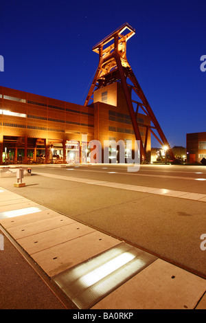 UNESCO World Heritage Site ehemaligen Kohle mine Zeche Zollverein. Ausstellungshallen in der Kohlewaesche. Rot beleuchtete Rolltreppe, Essen Stockfoto