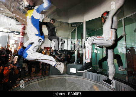 Indoor Skydiving-Simulator, Freifall-Simulation von einem Skydive. Ein indoor Windkanal in Bottrop, Deutschland. Stockfoto