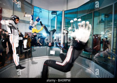 Indoor Skydiving-Simulator, Freifall-Simulation von einem Skydive. Ein indoor Windkanal in Bottrop, Deutschland. Stockfoto