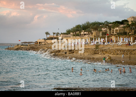 Schwimmer im Toten Meer bei Sonnenuntergang, Jordanien Stockfoto