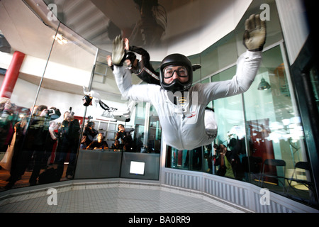 Indoor Skydiving-Simulator, Freifall-Simulation von einem Skydive. Ein indoor Windkanal in Bottrop, Deutschland. Stockfoto