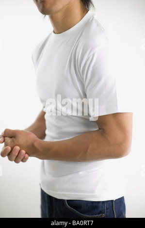 Junger Mann, Arme verschränkt Stockfoto