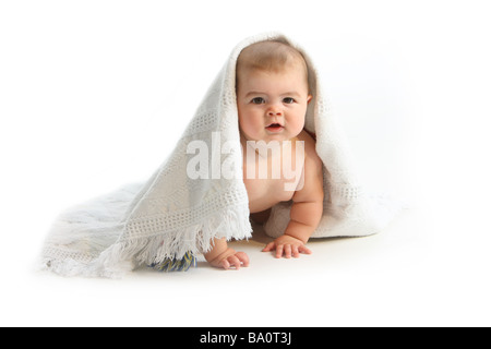 Baby unter Decke auf weißem Hintergrund Stockfoto