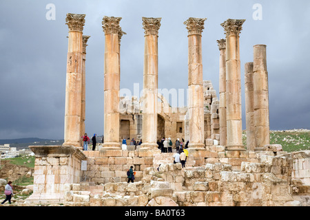 Touristen auf den Tempel der Artemis, Jerash, Jordanien Stockfoto