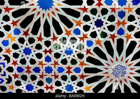 Dekorfliese an der Alhambra mit arabischen Designdetails in Form von farbigen geometrischen Muster Stockfoto