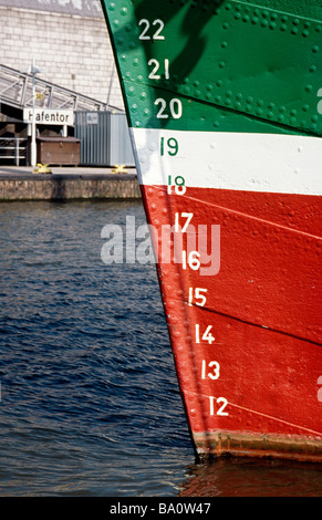 2. April 2009 - Plimsoll Tiefenmesser Segelschiff Rickmer Rickmers Landungsbrücken in der deutschen Stadt Hamburg. Stockfoto