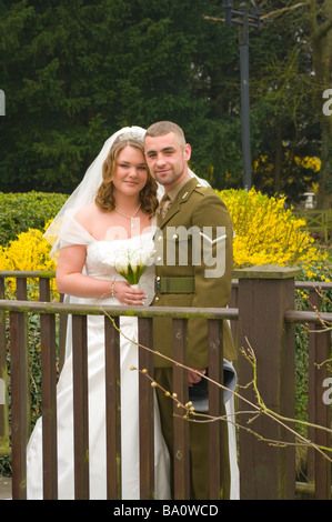 Braut und Bräutigam in Uniform Armee militärische Streitkräfte Hochzeit Stockfoto