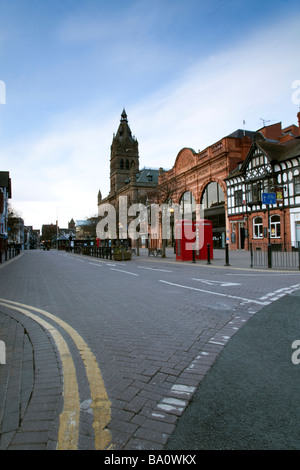 Am frühen Morgen Blick auf Chester City und Rathaus in Northgate Street in die historische Stadt Chester, England, Großbritannien Stockfoto