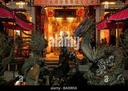 Drachen vor der beleuchteten Montagehalle der kantonesischen chinesischen Gemeinde in Hoi An Vietnam Stockfoto