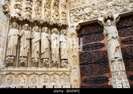Blick auf die herrlichen Steinskulptur der Fassade der Kathedrale Notre-Dame Paris Frankreich Stockfoto