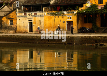 Radfahrer auf der Promenade am Thu Bon Fluss in Hoi An Vietnam Stockfoto