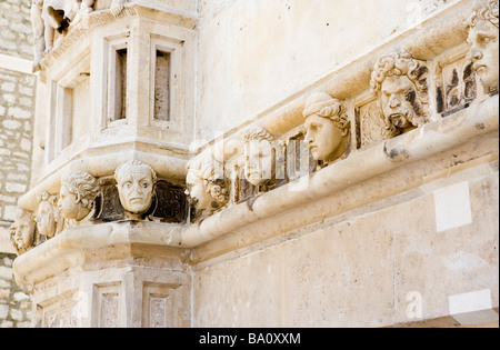 Menschliche geformte Köpfe auf der Außenseite der Kathedrale von St James Sibenik Dalmatia Kroatien Stockfoto