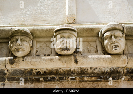 Menschliche geformte Köpfe auf der Außenseite der Kathedrale von St James Sibenik Dalmatia Kroatien Stockfoto