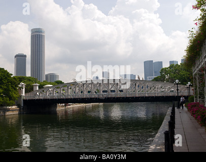 Anderson Bridge, über den Singapore River, mit einem Teil der Skyline der Innenstadt sichtbar. Stockfoto