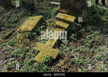 Schiefen Grabsteinen in Ludlow Friedhof Shropshire England UK Stockfoto