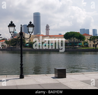 Blick auf den Singapore River und Singapurs Civic District von Boat Quay an einem sonnigen Tag. Stockfoto