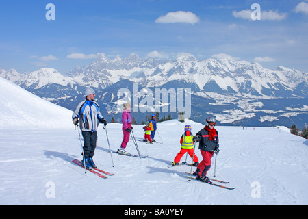 eine Familie Ski Alpin auf der Reiteralm in der Steiermark, im Hintergrund Berge Dachstein, Österreich Stockfoto