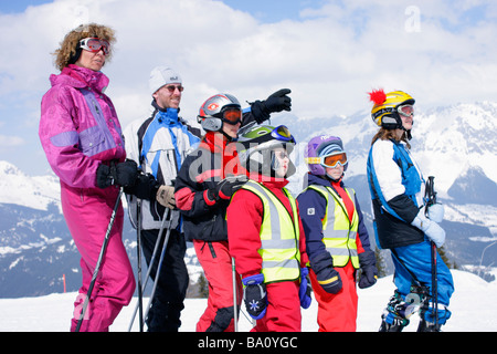 eine Familie Ski Alpin auf der Reiteralm in der Steiermark, im Hintergrund Berge Dachstein, Österreich Stockfoto