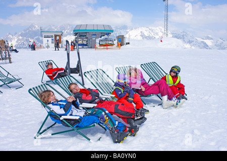 eine Familie in Ruhe Leinwand Stühle auf der Reiteralm in der Steiermark, im Hintergrund Berge Dachstein, Österreich Stockfoto