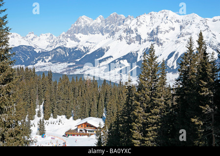 Alpine Hütte, Plainai, Alpen, Steiermark, im Hintergrund Berge Dachstein, Österreich Stockfoto