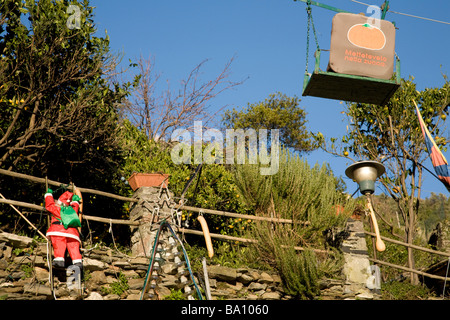 Vernazza Cinqueterre Ligurien Italien Haus dekoriert für Weihnachten mit Vater Xmas Zaun klettern Stockfoto