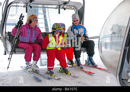 eine Familie aus dem Sessellift auf der Reiteralm in der Steiermark, Österreich Stockfoto