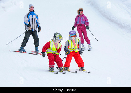 eine junge Familie Ski Alpin am Hochwurzen in Steiermark, Österreich Stockfoto