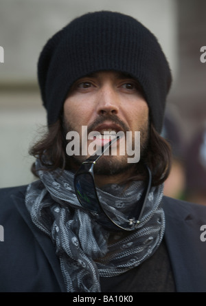 LONDON 1 April Pic zeigt Russel Brand bei den G20 Protesten bei der Bank of England Bank Of England London, 1. April 2009 Stockfoto