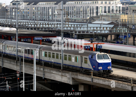 Züge am Bahnhof Cornavin, Genf, Schweiz Stockfoto