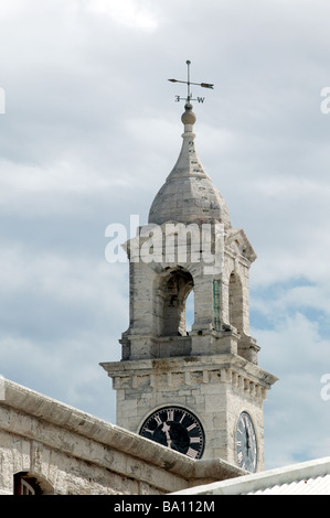 Nahaufnahme eines Steins Clocktowers auf der Lagerhaus Gebäude, Royal Naval Dockyard, Bermuda. Stockfoto