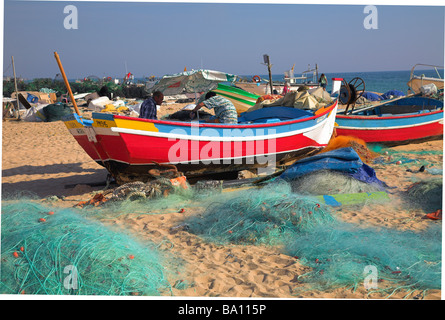 Angelboote/Fischerboote am Strand von Olhos D'Agua, Algarve Stockfoto