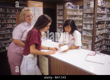 Mutter Tochter Medizin verschreibungspflichtige Medikament Drugist Apotheke Apotheker Lehren informieren Gesundheit Unterstützung beauftragen Reife wachsen Stockfoto