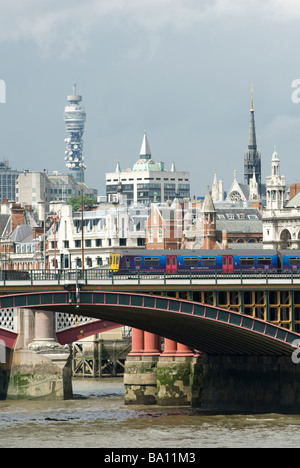 Trainieren Sie in First Capital Connect Lackierung auf Blackfriars Railway Bridge in London England Stockfoto