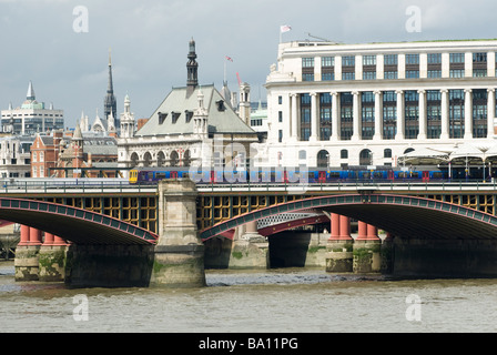 Trainieren Sie in First Capital Connect Lackierung auf Blackfriars Railway Bridge in London England Stockfoto