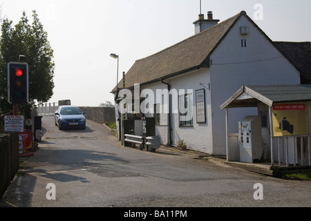 Whitney auf Wye Herefordshire England UK März Auto fahren entlang der Mautstraße Stockfoto