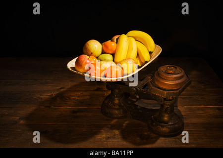 Gemischte Früchte auf antike Waage. Stockfoto